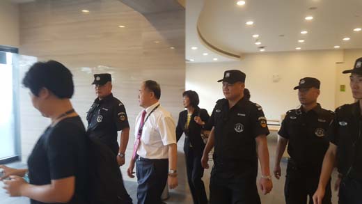 聽(tīng)黨指揮，認真落實(shí)治安防范措施
